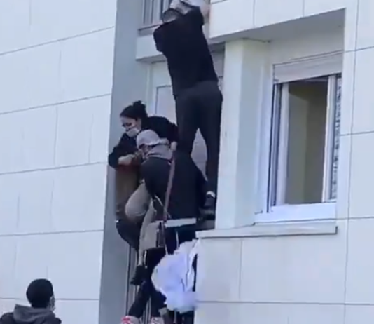 Nantes: Dreißig junge Leute klettern auf ein Gebäude, um ein Baby und seine Eltern vor einem Feuer zu retten