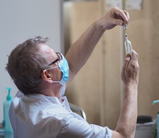 Start-Up erfindet Spritzenhalter, der die Entnahme einer 7. Impfstoffdosis ermöglicht