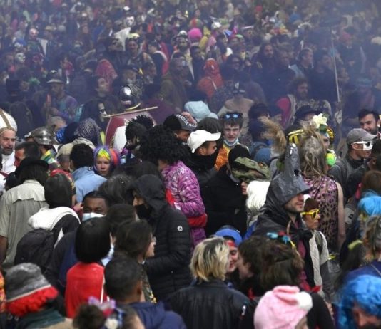 In Marseille versammelt ein nicht genehmigter Karneval rund 6.500 Menschen ohne Anti-Covid-Maßnahmen