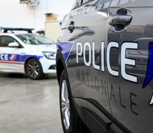 11-jähriges Mädchen schickt SMS an die Polizei und meldet, dass ihr Vater betrunken Auto fährt Polizei_Illustration