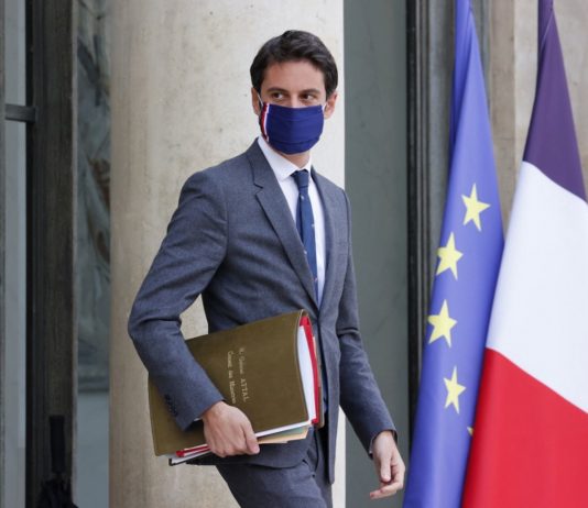 Covid-19: Gabriel Attal geißelt die Impfgegner als „kapriziöse und defätistische Randgruppe“