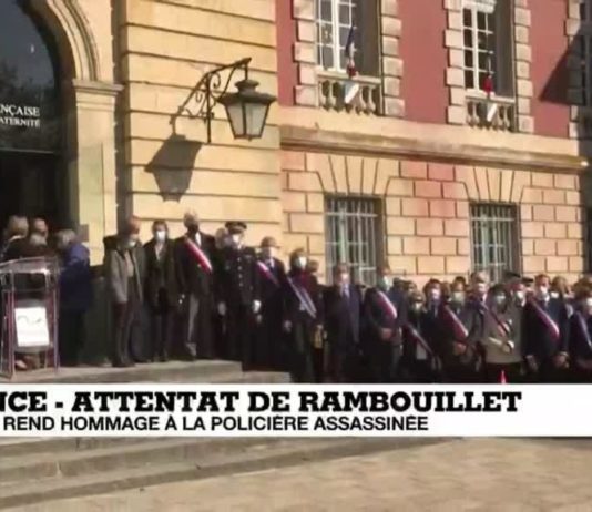 Wer war die Polizistin und Mutter von zwei Kindern, die in Rambouillet bei einem Messerangriff getötet wurde?