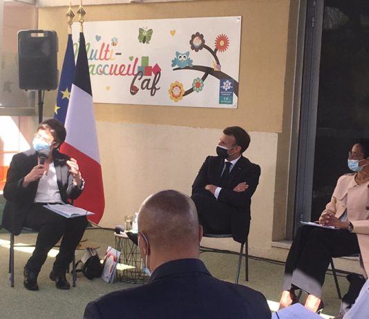 Emmanuel Macron spricht mit Polizisten und Eltern