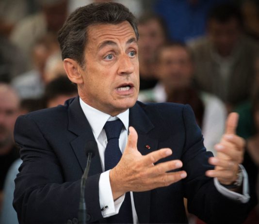 Nicolas Sarkozy ruft die Polizei, da eine geheime Party bei seinen Nachbarn organisiert wurde