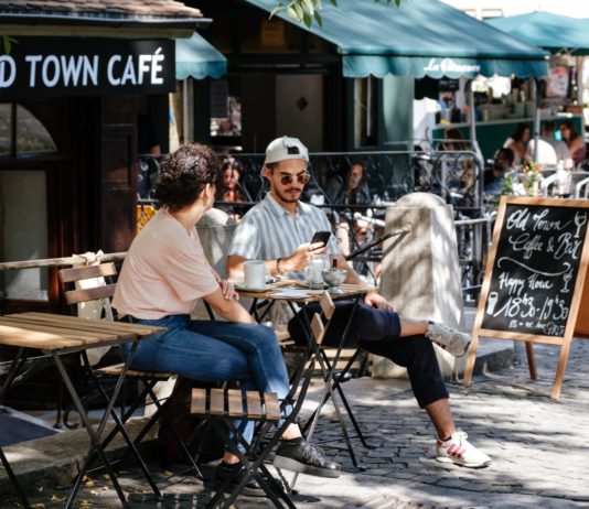 Terrassen und Museen werden die ersten sein, die Mitte Mai wieder öffnen, sagt Emmanuel Macron zu den Bürgermeistern