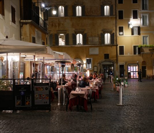 Vergrößerte Café-Terrassen auch diesen Sommer wieder in Paris