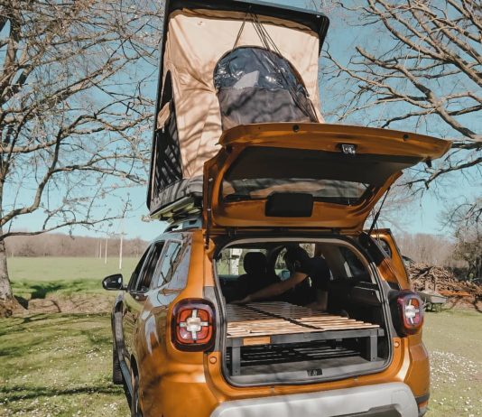 Mit Reisekoffern verwandelt ein Unternehmen in Allier Autos in Wohnmobile