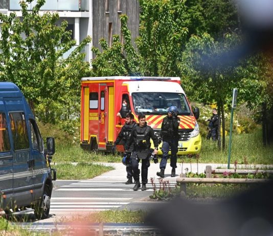 Was über den Messerangriff auf eine Polizistin in La Chapelle-sur-Erdre bekannt ist