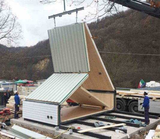 Frankreichs erstes faltbares Haus in Blotzheim installiert