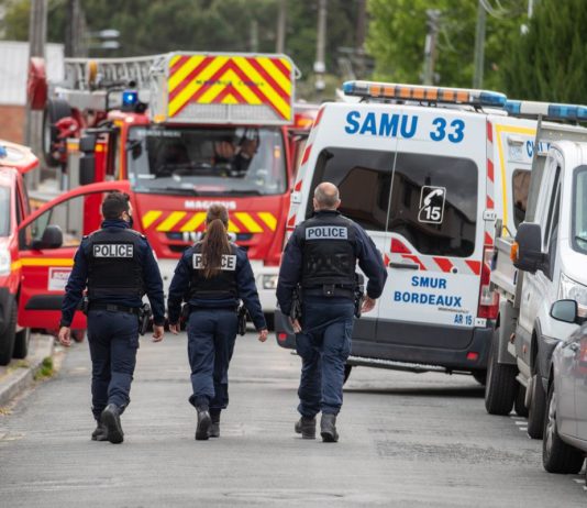 Gironde: Mann schießt auf seine Freundin und überschüttet sie mit Benzin, sie verbrennt bei lebendigem Leib