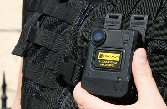 Das Innenministerium hat 30.000 Kameras bestellt, um französische Polizisten auszurüsten