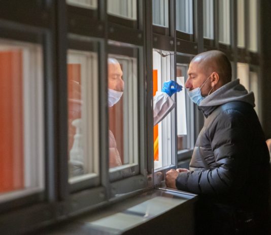 Frankreich bietet diesen Sommer kostenlose PCR-Tests für Touristen und Besucher an