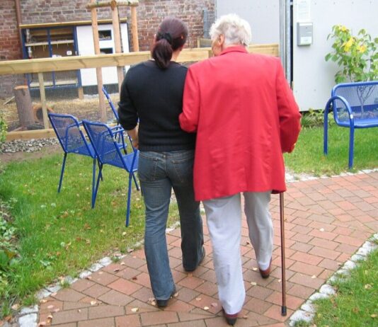 Staatliche Hilfe trotz Spardruck: Frankreich hält an Steuervergünstigungen für Familien fest Pflege_Altersheim