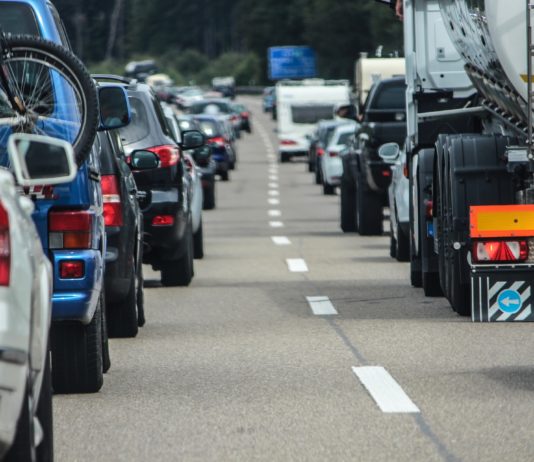 Verkehrswarnungen für Frankreich vor dem Feiertagswochenende Stau_Autobahn