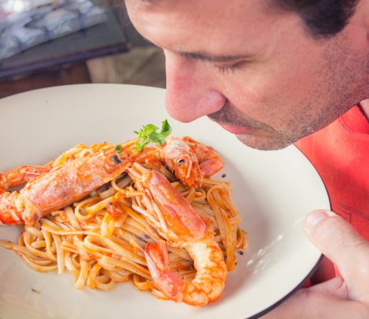 Covid-19: Warum eigentlich beeinträchtigt das Virus den Geruchssinn?