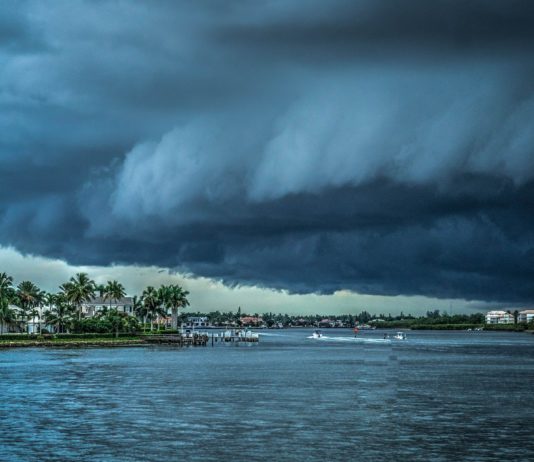 Klimawandel: 1 Grad wärmere Ozeane = 7% stärkere Stürme = 23% mehr Zerstörung Hurrikan