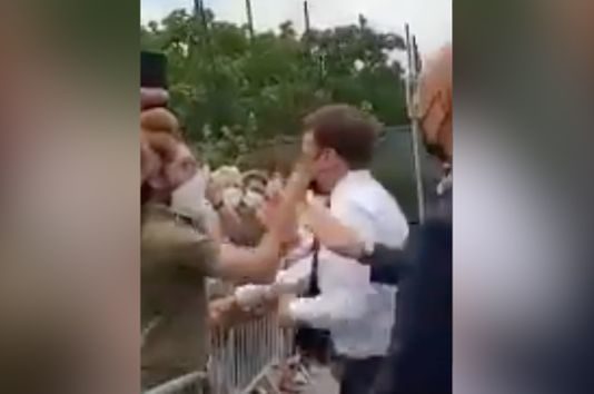 Emmanuel Macron bei einem Ausflug im Departement Drôme geohrfeigt – zwei Personen festgenommen