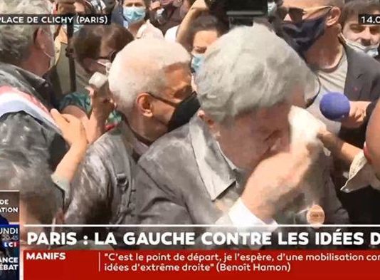 Jean-Luc Mélenchon zu Beginn des Freiheitsmarsches in Paris mit Mehl beworfen