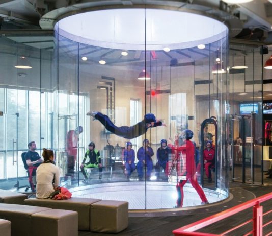 Ein Freifallsimulator vermittelt den Eindruck eines Sprungs aus 4.000 m Höhe über Marseille