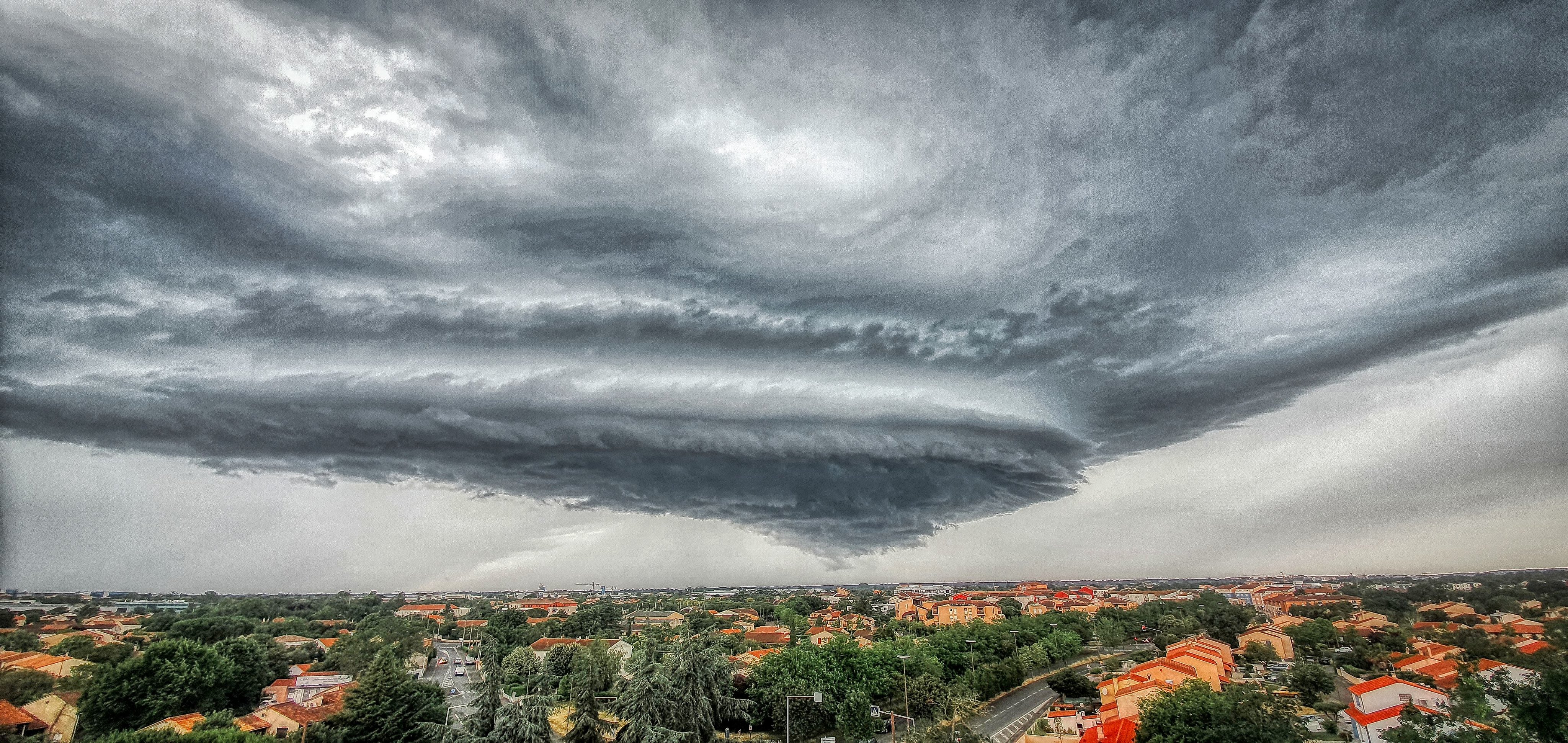 Gigantischer "Mesozyklon" am Himmel über Toulouse