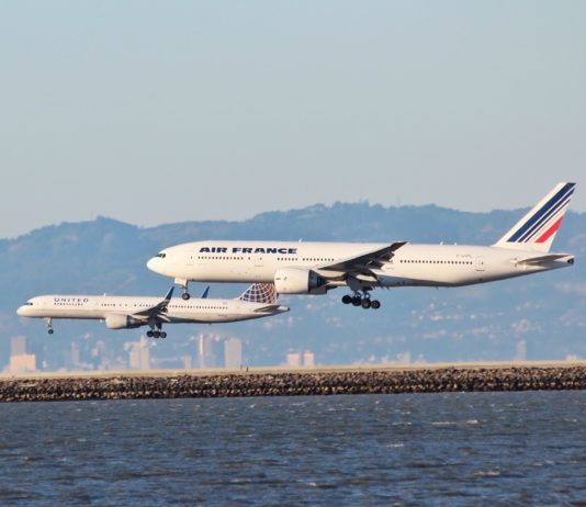 Air France Boeing aus dem Tschad mit möglichem Sprengsatz an Bord in Roissy auf dem Rollfeld