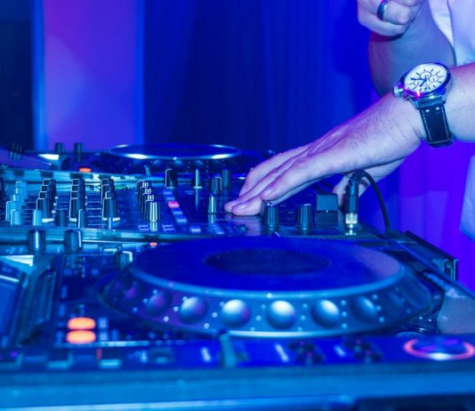 Covid-19: Test in Diskotheken zur Ermittlung des Übertragungsrisikos bei Geimpften