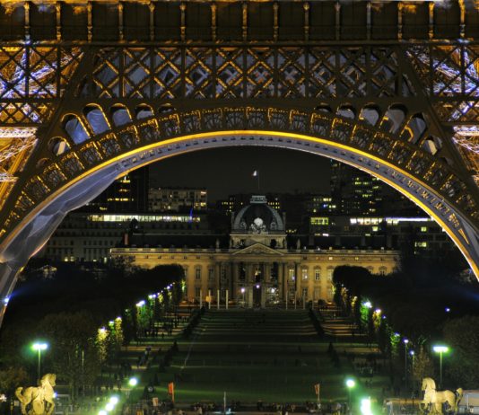 Ausgangssperre: Polizei evakuiert eine wilde Party auf der Esplanade des Invalides in Paris