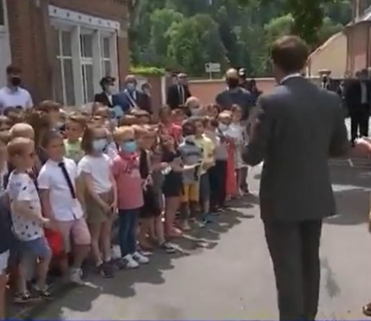 „Wie ist das mit der Ohrfeige, die du bekommen hast?“ Ruft ein Kind Emmanuel Macron zu