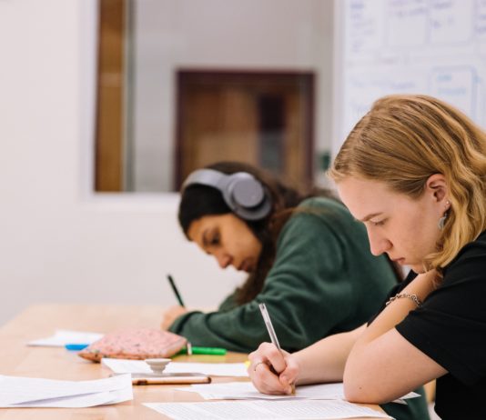 Französische Gymnasiasten legen nach einem schwierigen Jahr ihre Abiturprüfungen ab