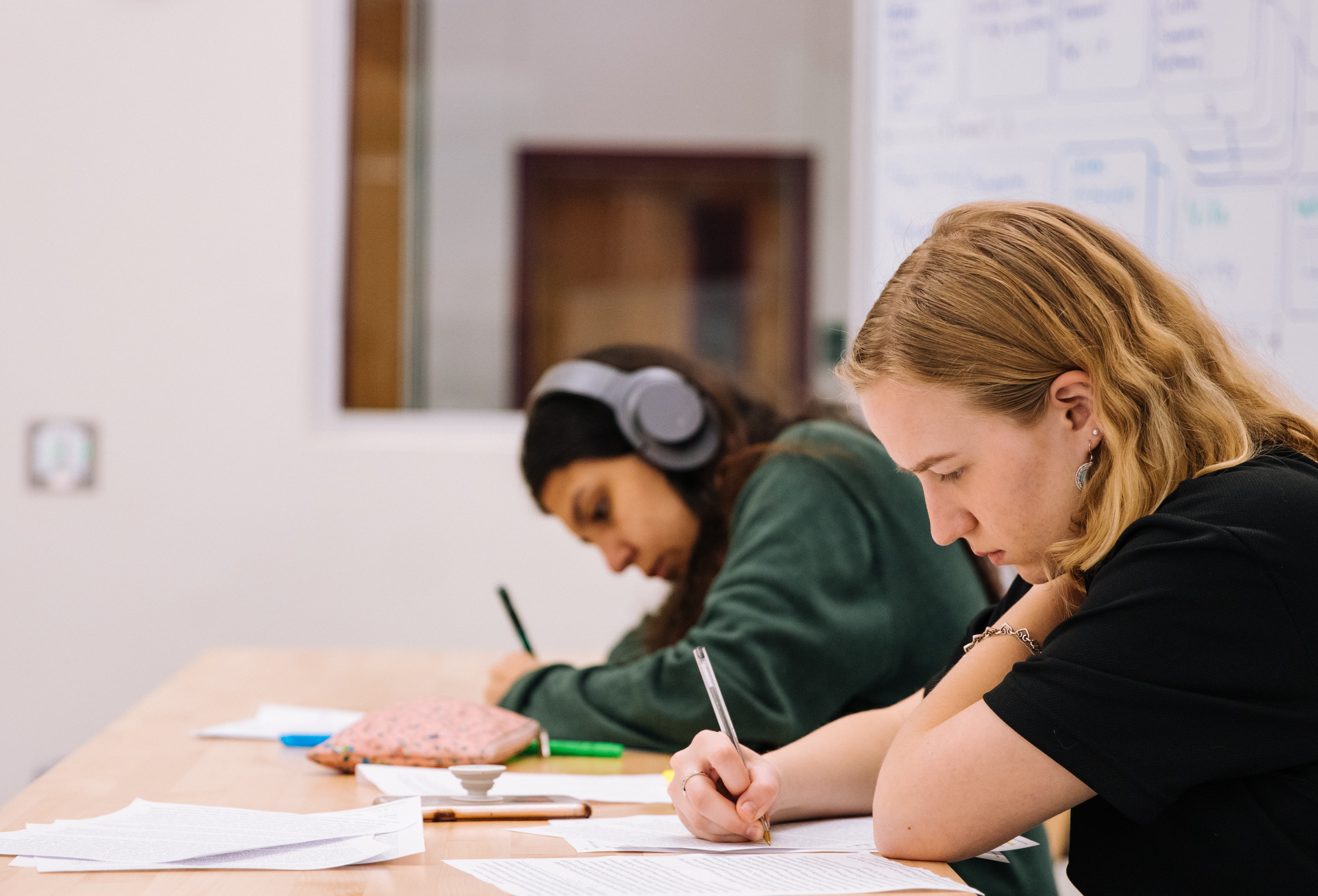 Französische Gymnasiasten legen nach einem schwierigen Jahr ihre Abiturprüfungen ab
