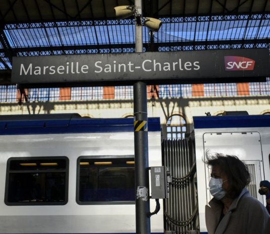 Marseille: Der Bahnhof Saint Charles nach einem Polizeieinsatz in einem TGV für längere Zeit gesperrt
