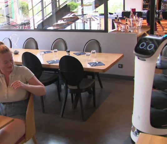Ein Restaurantbesitzer in der Region Charente setzt einen Roboter ein, um seine Kunden zu bedienen
