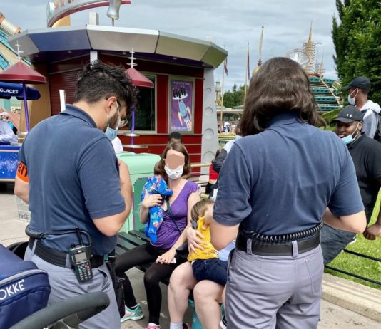 Disneyland Paris: Security hindert eine Mutter am Stillen, um die Kunden nicht zu „schockieren“