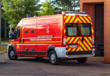 Tragödie in der Einfahrt: Wenn das eigene Zuhause zur tödlichen Falle für Kinder wird Rettungswagen