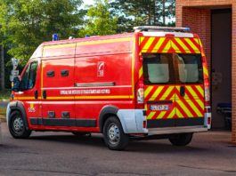 Ein ruhiger Fluss, ein plötzlicher Unfall – Achtjähriges Mädchen stirbt nach Kanuunglück in Zentralfrankreich Rettungswagen