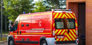 Messerangriff in den Alpen: Feuerwehrfrau in Fontan schwer verletzt – Täter weiter auf der Flucht Rettungswagen