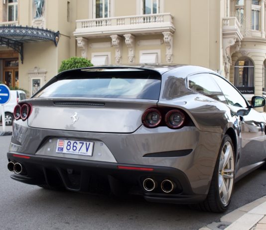 Monaco: Ein 4-jähriges Kind am Steuer einer Limousine verletzt einen Fußgänger