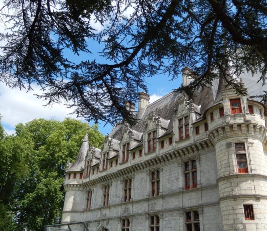 Entdecken Sie eine Auswahl der zehn schönsten Schlösser, die Sie in Frankreich besuchen sollten