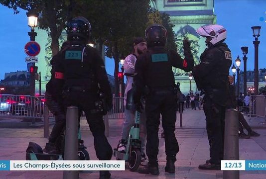Paris: Elektro-Roller nachts auf den Champs-Elysées verboten