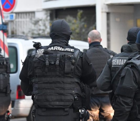 Mit Kopfschuss getötete Frau in St. Tropez: Der Verdächtige verschanzt sich in einem Dorf