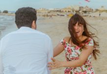 Covid-19: Warum sich auch geimpfte Menschen nicht küssen oder die Hand geben sollten