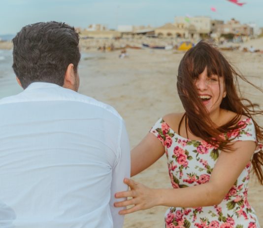 Covid-19: Warum sich auch geimpfte Menschen nicht küssen oder die Hand geben sollten