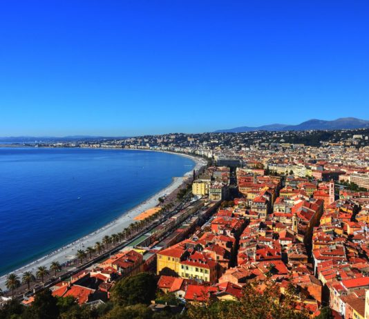 Covid-19: in den Alpes-Maritimes ist ab Sonntag der Konsum von Alkohol und das Abspielen von Musik im Freien verboten