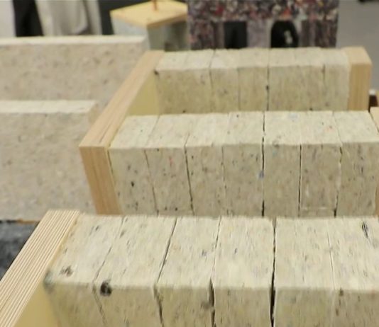 Ungewöhnlich: Sie komprimiert gebrauchte Kleidung und stellt Ziegel her