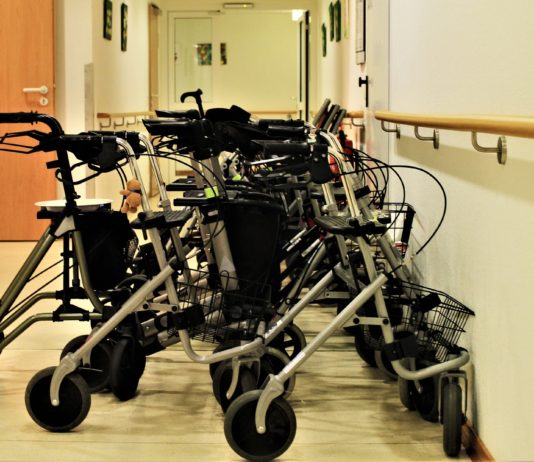 Covid-19: Drei von vier Alters- und Pflegeheime waren 2020 von dem Virus betroffen