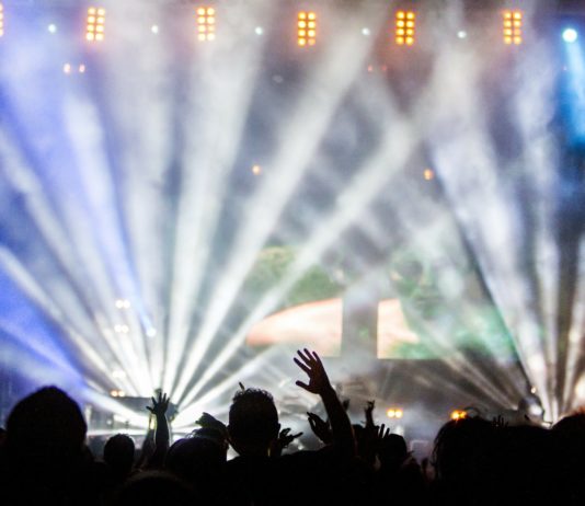 Tausend Nachtschwärmer werden von einer Rave-Party evakuiert – Bürgermeisterin erstattet Anzeige