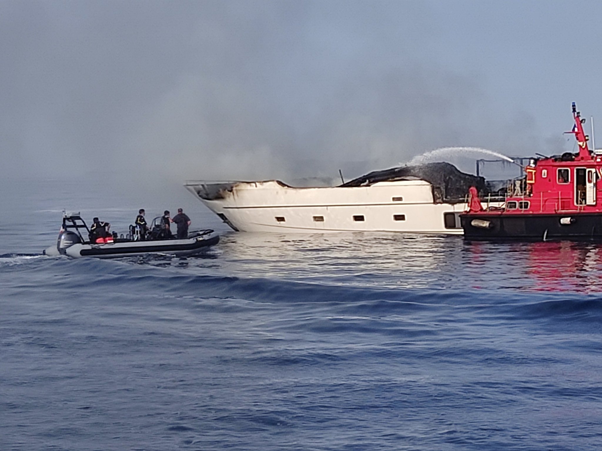 taucher yacht brennt