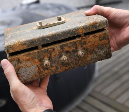 Nord: Ein Mann findet einen echten Schatz beim Magnetfischen