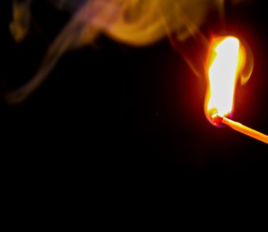 Var: Mann versucht mit einem brennenden Holzscheit Feuer zu legen – Zeugen nehmen ihn fest