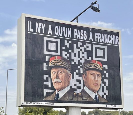 Gesundheitspass: Emmanuel Macron als Marschall Pétain karikiert
